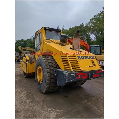 20トンのBOMAG BW 217D-2 ロードローラーで,グレード能力が30%で,2010年にドイツで製造された