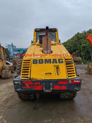 20トンのBOMAG BW 217D-2 ロードローラーで,グレード能力が30%で,2010年にドイツで製造された
