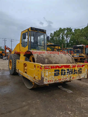 20トンのBOMAG BW 217D-2 ロードローラーで,グレード能力が30%で,2010年にドイツで製造された