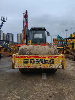 20トンのBOMAG BW 217D-2 ロードローラーで,グレード能力が30%で,2010年にドイツで製造された
